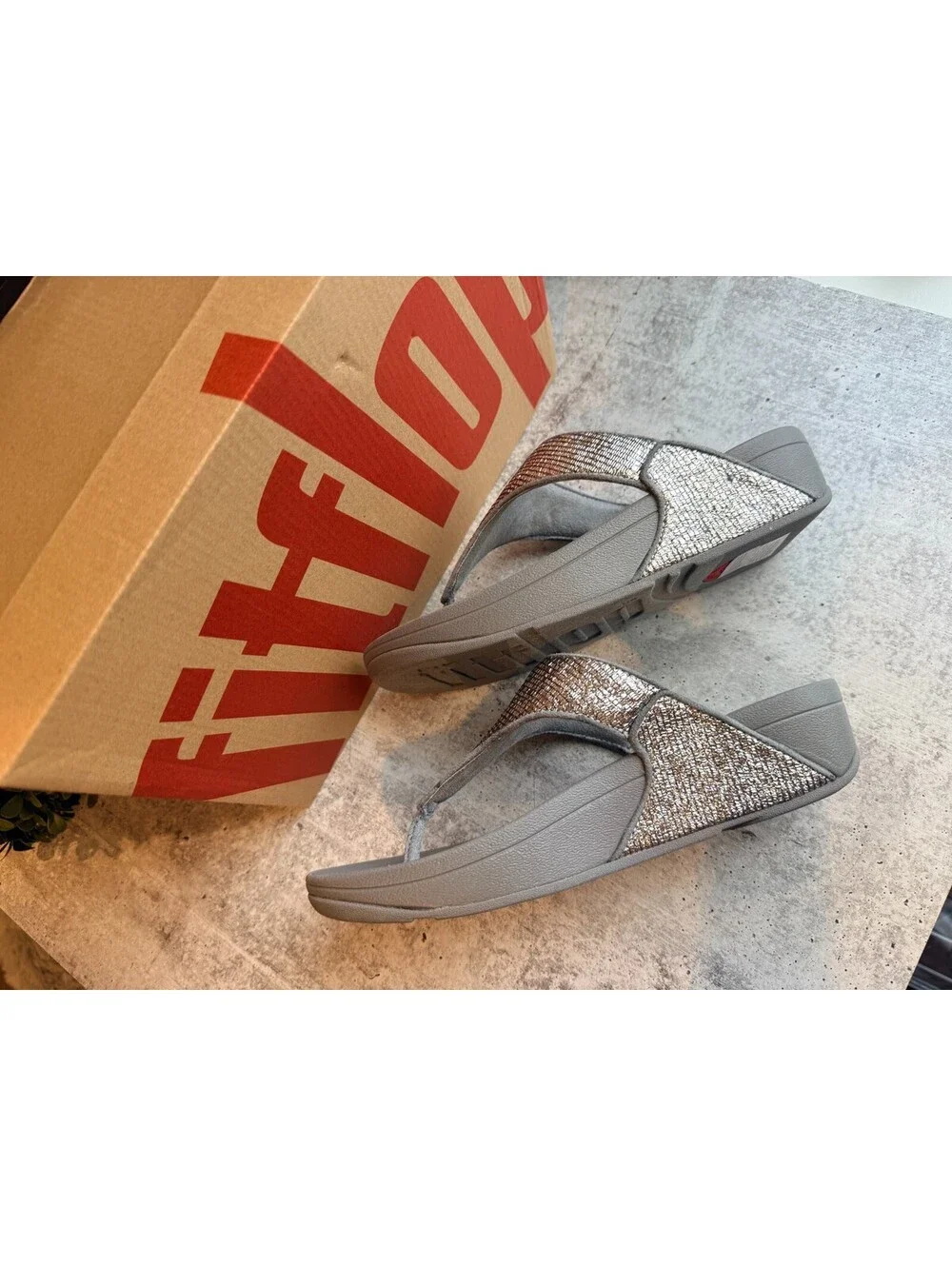 Fitflop Lulu Crinkled Shimmer Toe-Post Sandals Silver - Women's Size 7.5 US